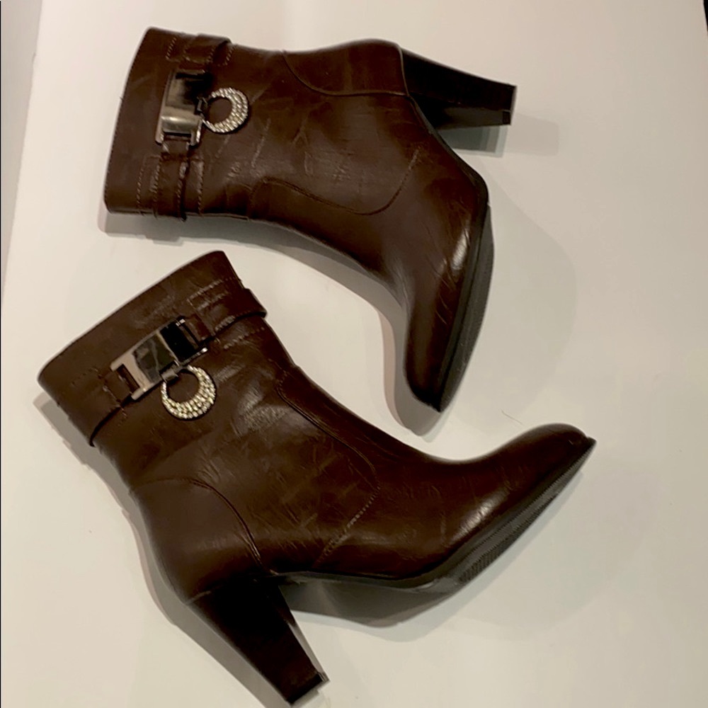 SL DESIGN Brown Heeled Boots w/ Silver & Crystal Circles!!!  3” Heels 
size 8